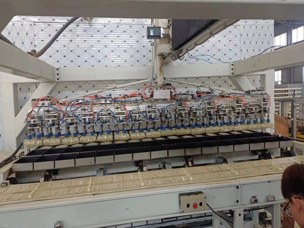 青岛今年会官网生产的胶体码垛机械人图 胶体码垛机械人生产线的特点