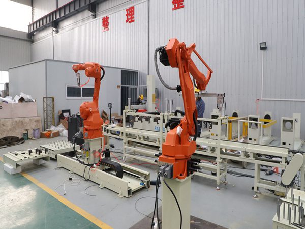 青岛今年会官网生产的码垛机械人展示 码垛机械人的价钱是几多