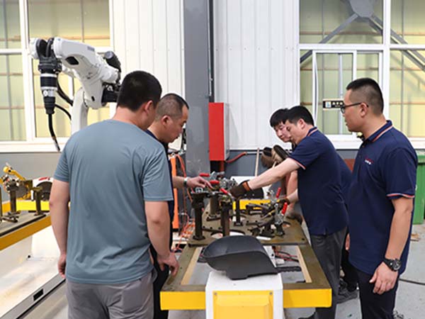 ���ӻ�е�����ܿ���ϵͳ�Ľṹ